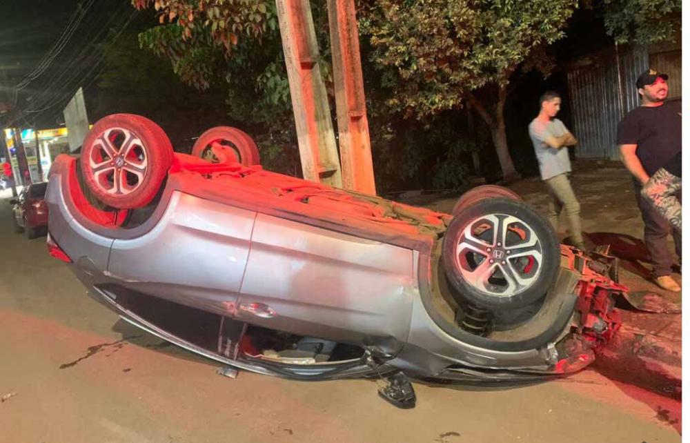 Veículo capota próximo ao Shoping Partage em Parauapebas