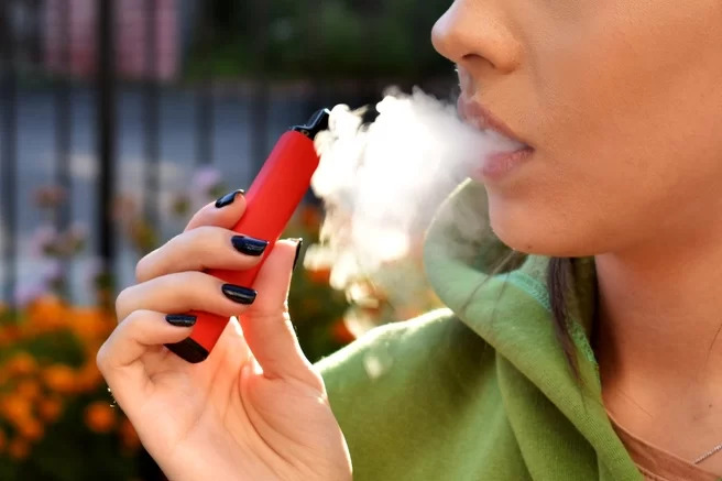 Estudo compara efeitos do cigarro eletrônico com os do convencional