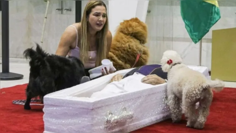 Caixão de Nahim é colocado no chão para cães se despedirem