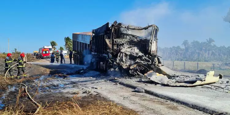 Condutor de carro de passeio acaba esmagado entre dois caminhões na BR-153