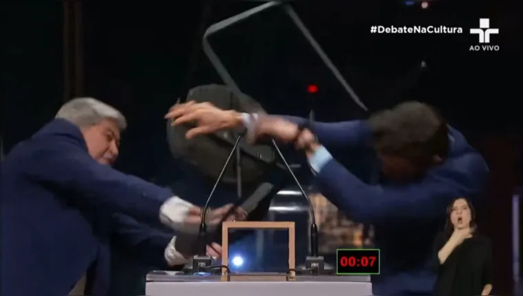 Vídeo: Datena dá cadeirada em Marçal durante debate
