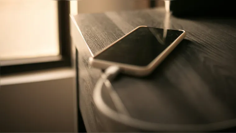 Carregar demais o celular pode viciar a bateria?