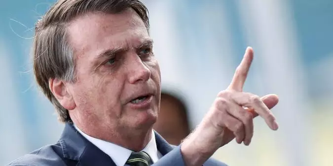 'Não faço, jamais faria algo fora das quatro linhas constitucionais', afirma Bolsonaro