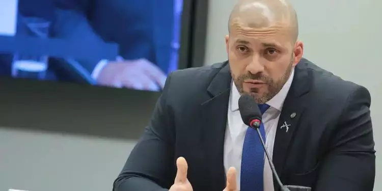 Moraes diz que Daniel Silveira foi a shopping e pede explicações