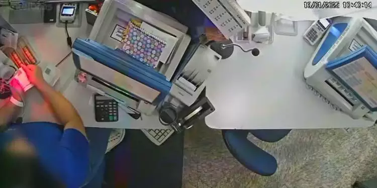VÍDEO: Funcionária de lotérica é flagrada furtando bilhete premiado da Mega-Sena de cliente