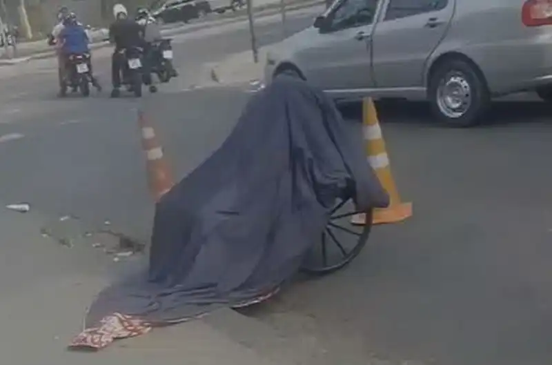 Homem carrega corpo da mãe em cadeira de rodas pelas ruas do Rio