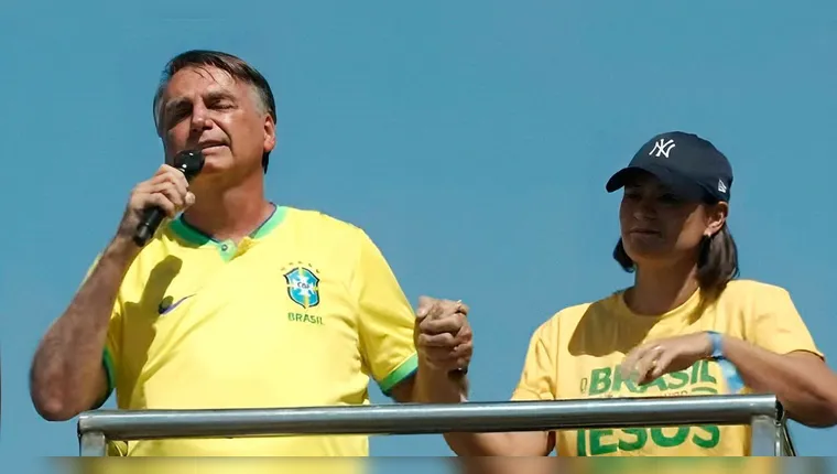 Bolsonaro diz que Michelle pode concorrer à Presidência