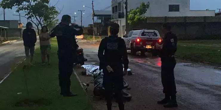 Homem cai de moto e morre depois de bater cabeça no meio-fio, em Tailândia