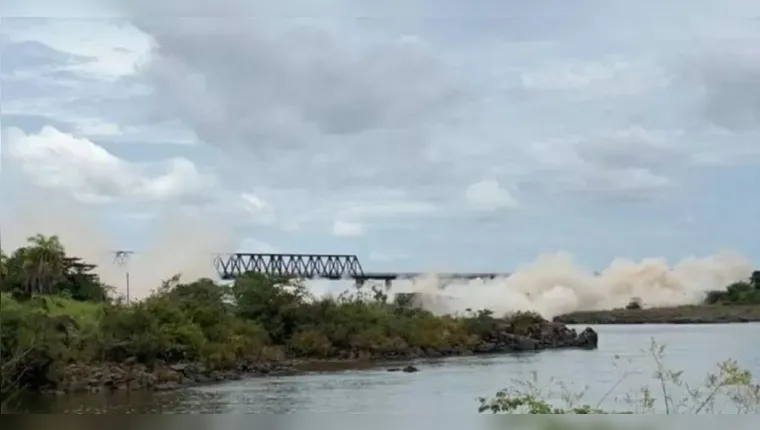 Vídeo mostra implosão da estrutura que sobrou de ponte que desabou entre o Tocantins e o Maranhão