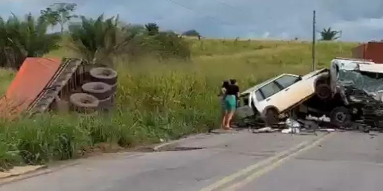 Colisão entre caminhões deixa duas pessoas feridas na BR-155 nesta sexta (28)