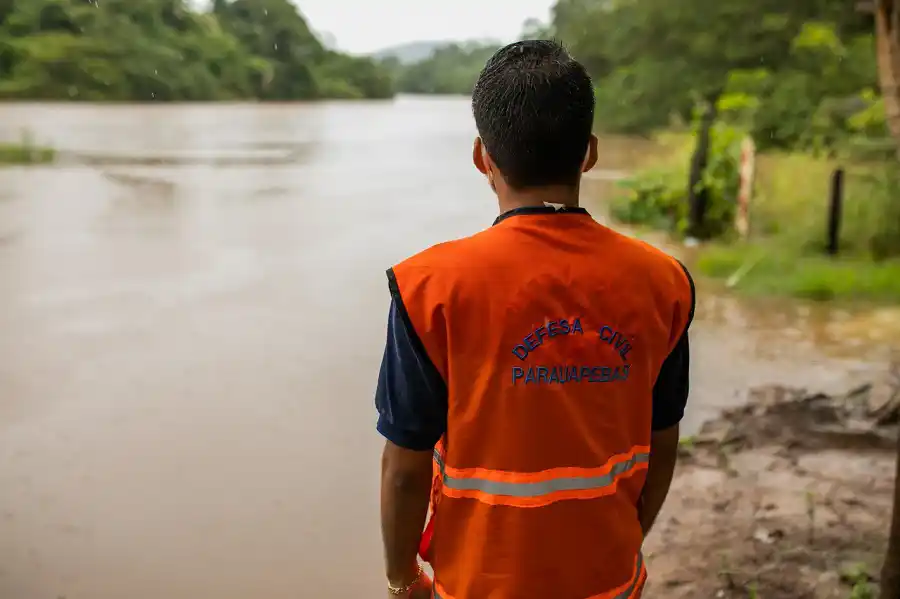 Defesa Civil atua no Bairro Liberdade para auxiliar famílias afetadas pela cheia do Rio Parauapebas