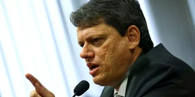 Tarcísio agora faz piada nas redes para melhorar engajamento e descolar de Bolsonaro