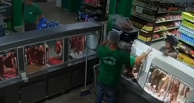Vídeo: cliente pede carne em açougue, mas sai de mercado sem pagar em Canaã dos Carajás
