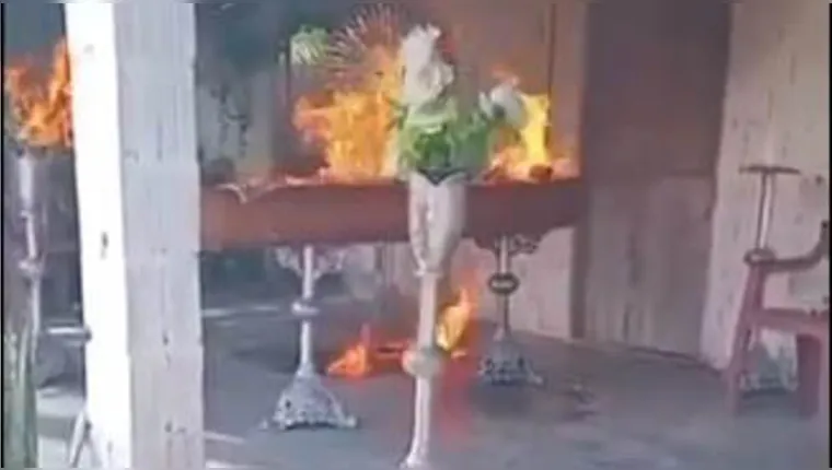 Vídeo: facção invade velório e põe fogo em cadáver de rival