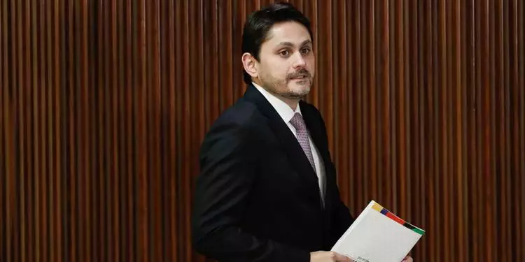 Quem deve substituir substituir Juscelino Filho no Ministério das Comunicações?