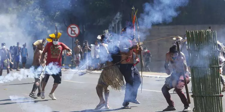 Polícia Legislativa usa gás de pimenta para reprimir ato de indígenas em frente ao Congresso