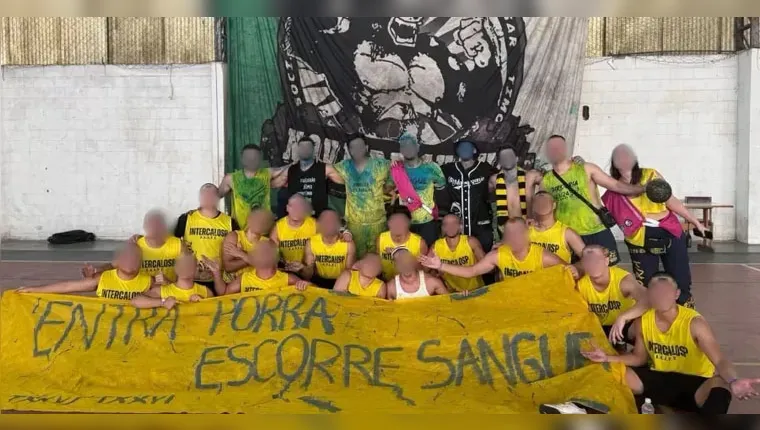 Faculdade expulsa 12 alunos por faixa com apologia ao estupro