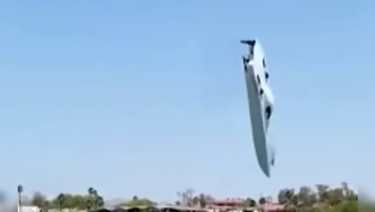 Lancha a 336 km/h perde controle e capota no ar durante evento