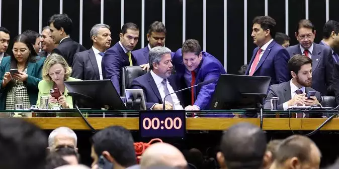 Câmara aprova urgência de projeto que amplia número de deputados