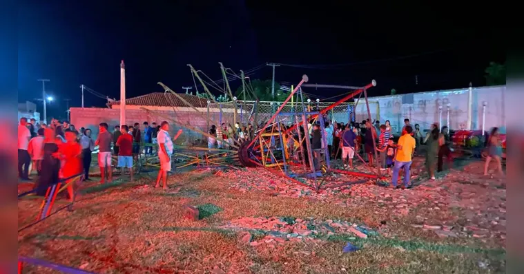 Brinquedo 'Espalha Brasa' desaba e fere cinco adolescentes