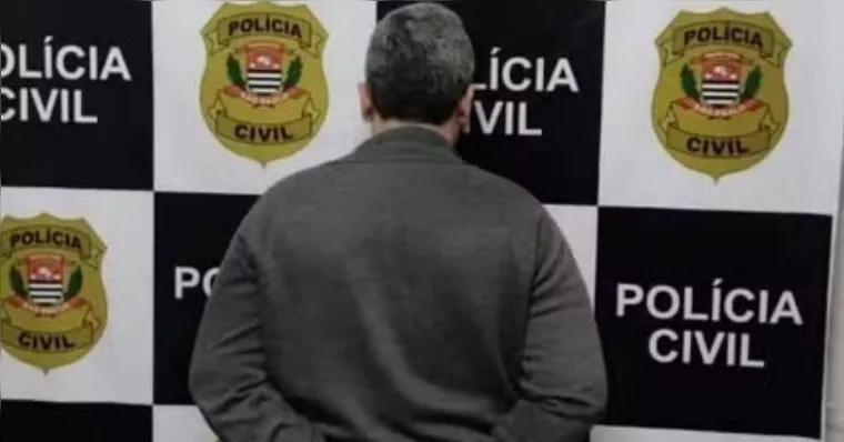 Condenado por estupro é preso escondido debaixo de sofá