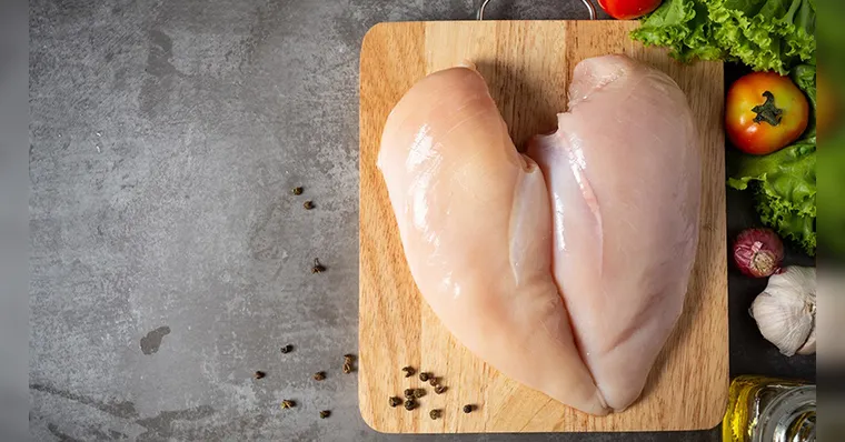 Lavar o frango antes do preparo pode fazer muito mal à saúde