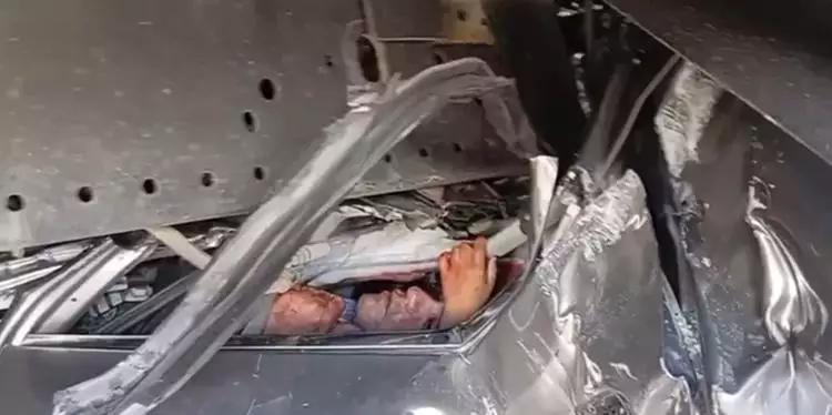 Família sobrevive após carro ser esmagado entre carretas em grave acidente na BR-101