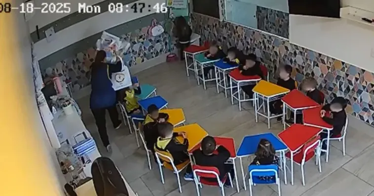 Professora é presa após agredir aluno de quatro anos com livros