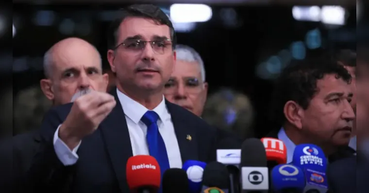 Flávio Bolsonaro detona Moraes por voto de condenação ao pai