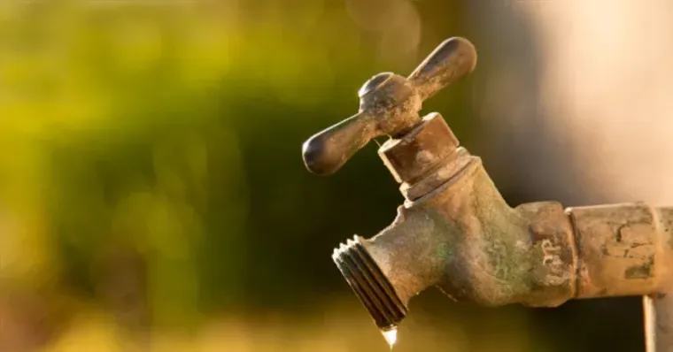 Brasil perde 32,6% da água tratada em vazamentos, aponta estudo