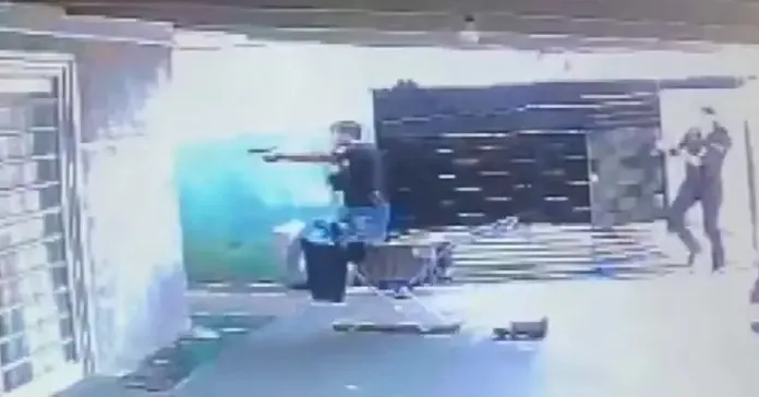 Jovem escapa após 22 anos e denuncia padastro por cárcere privado