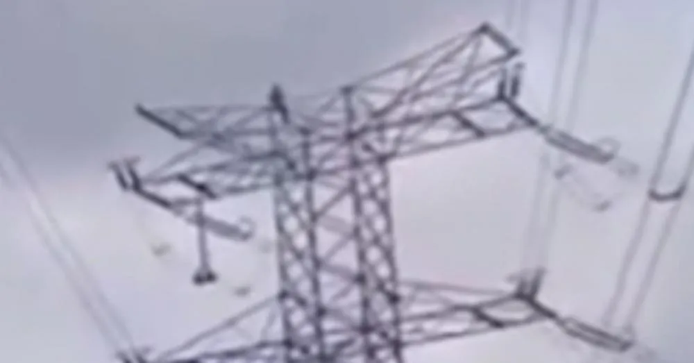 Vídeo: Homem ameaça se jogar de torre de eletricidade, em Belém