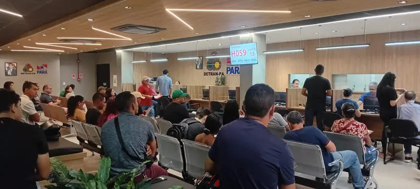 O idoso com 65 anos ou mais tem prioridade no atendimento do Detran e é isento das taxas de documentação, tanto para a primeira habilitação quanto para a renovação