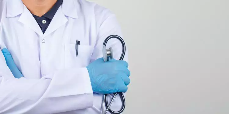 Médico é multado em R$ 40 mil por acumular quatro cargos públicos