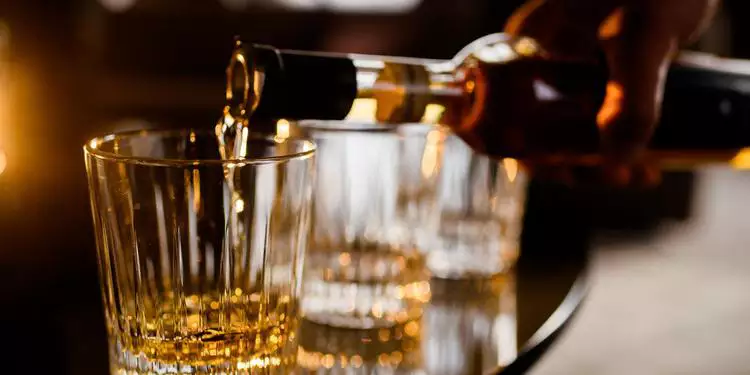 Mulher é apontada como chefe de esquema de adulteração de bebidas com metanol no Estado de SP