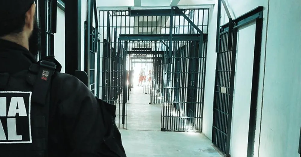 Suruba na cela: policial que fez sexo com 5 presos é investigado