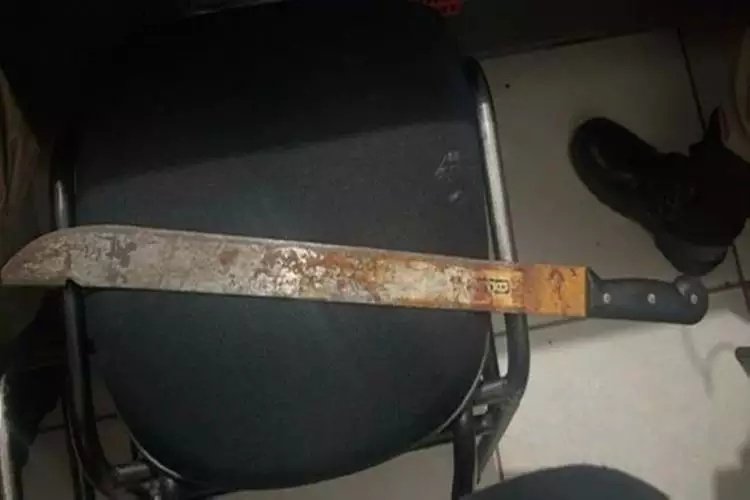 Padre é ferido com facão após chamar crianças de 'lindas'