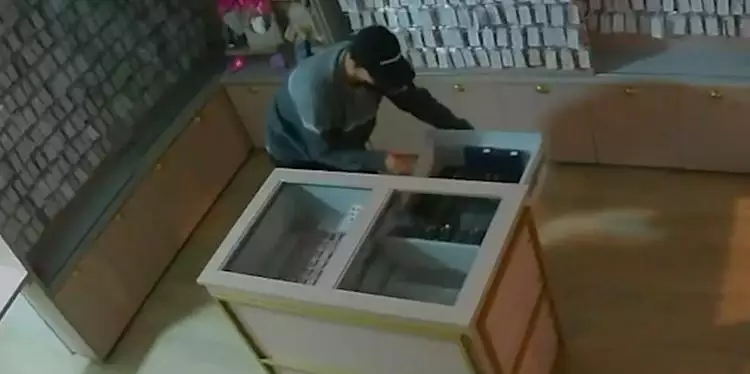 Ladrão clona portão de shopping, tira selfies e leva R$ 43 mil de loja