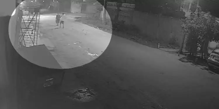 Idoso de 87 anos morre após homem chutar as suas costas enquanto caminhava em rua