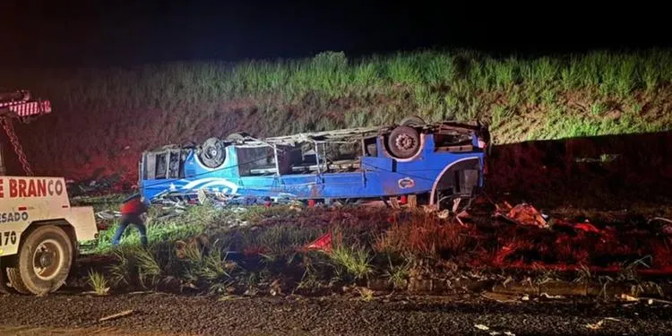 Ônibus com trabalhadores rurais capota deixando 6 mortos e mais de 40 feridos