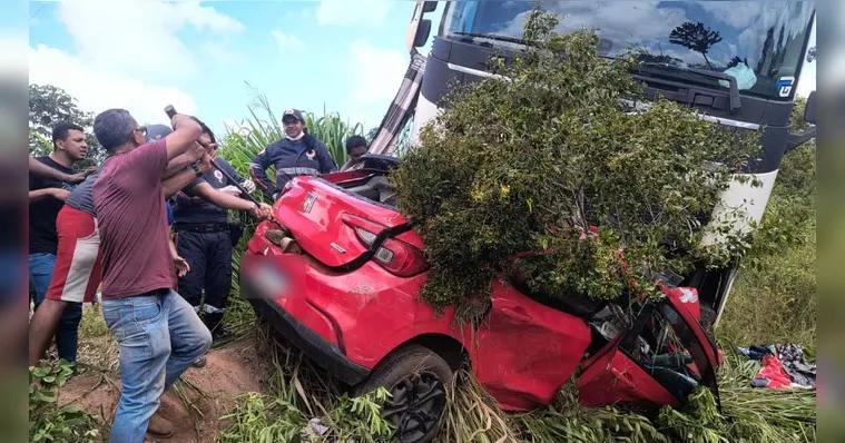 Forte colisão entre carro de passeio e carreta | Divulgação
