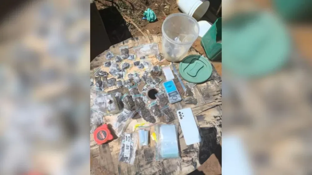 Os suspeitos comercializavam os entorpecentes em terreno ao lado de hotel / Foto: Divulgação