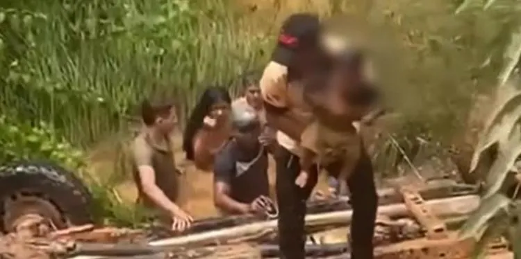 Família foi resgatada pela população de dentro de caminhonete após capotamento em Itaituba, nesta segunda-feira (02/03). (Reprodução redes sociais)