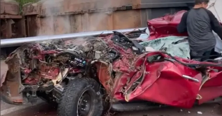 Caminhão tomba sobre caminhonete e mata mulher no Pará