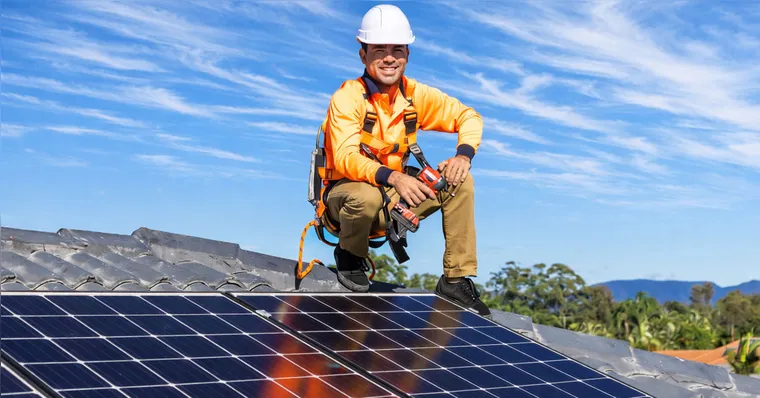 Energia solar: profissão em alta no Brasil com ganhos de até R$ 8 mil