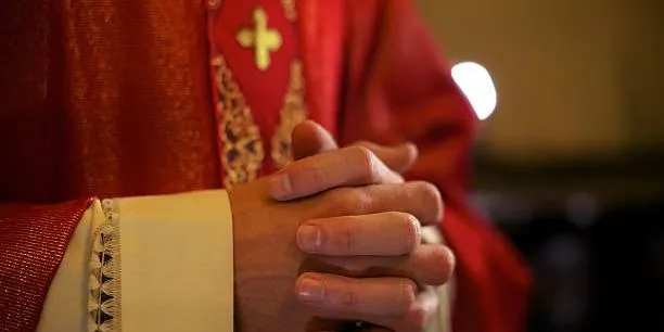 Justiça condena padre a três anos de prisão por violação sexual em 'sessão espiritual'