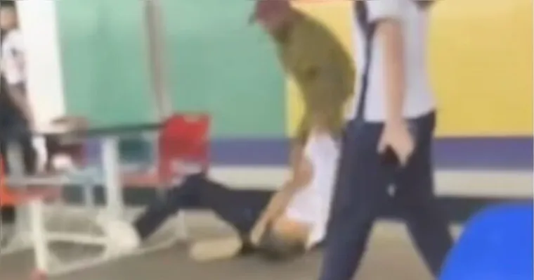 Vídeo: pai agride aluno dentro de escola após denúncia de bullying