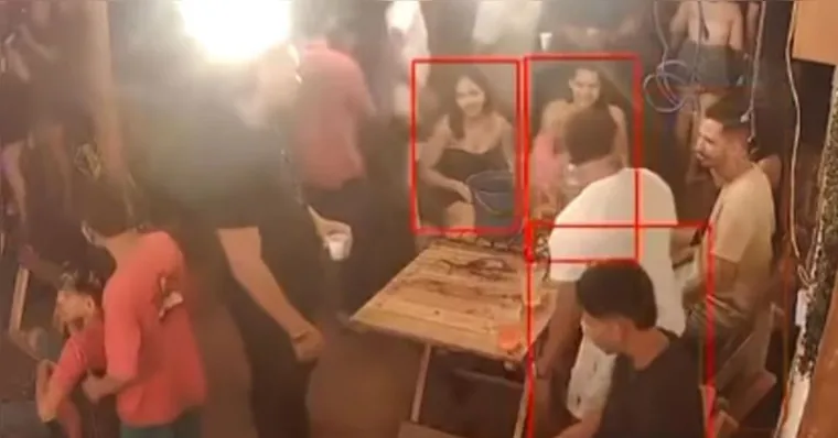 Homem estava sentado entre amigos quando foi assassinado | Reprodução