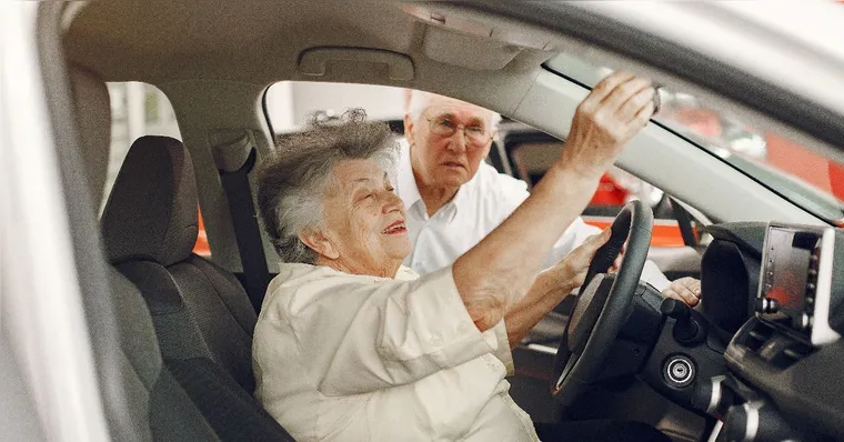Projeto vai beneficiar idosos na hora de comprar carro | Reprodução/Freepik