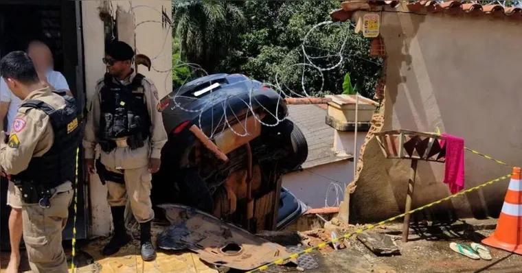 O Corpo de Bombeiros isolou a área, eliminou os riscos identificados e fez a retirada segura do veículo. | Divulgação / Corpo de Bombeiros